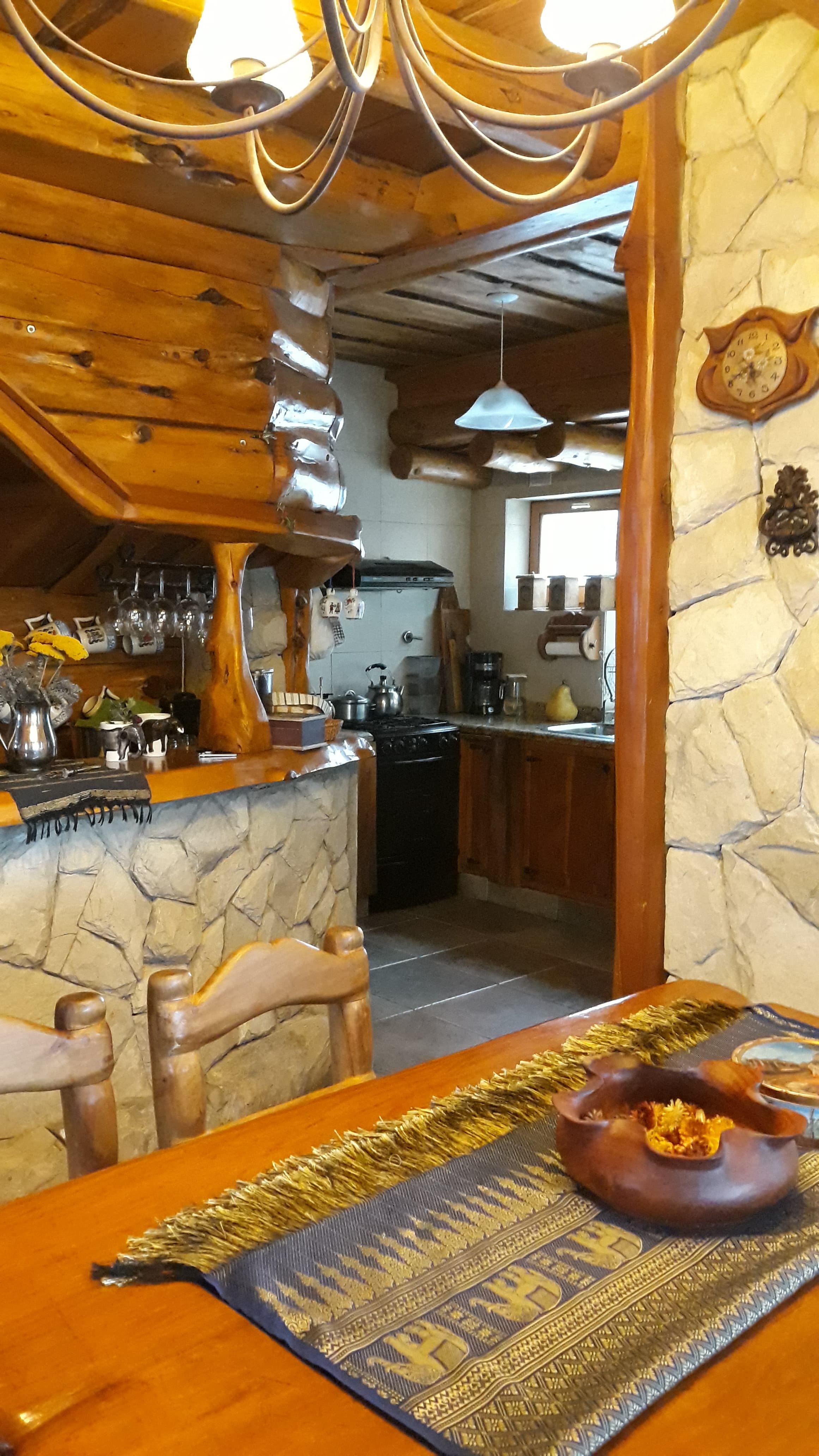 Comedor y cocina equipada de la cabaña